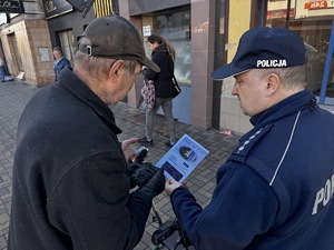 Zdjęcie dzielnicowego rozmawiającego z osobą w kryzysie bezdomności