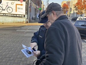 Zdjęcie dzielnicowego rozmawiającego z osobą w kryzysie bezdomności