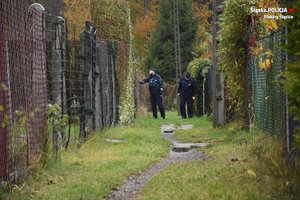 Zdjęcie policjantów podczas patrolu ogródków działkowych