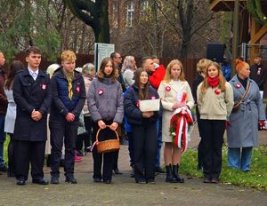 Zdjęcia z uczestników podczas uroczystości z okazji święta Odzyskania Niepodległości