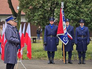 Zdjęcia z uczestników podczas uroczystości z okazji święta Odzyskania Niepodległości