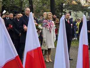 Zdjęcia z uczestników podczas uroczystości z okazji święta Odzyskania Niepodległości