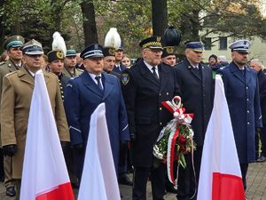 Zdjęcia z uczestników podczas uroczystości z okazji święta Odzyskania Niepodległości