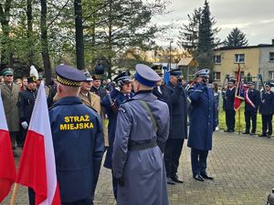 Zdjęcia z uczestników podczas uroczystości z okazji święta Odzyskania Niepodległości