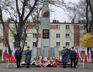 Zdjęcia z uczestników podczas uroczystości z okazji święta Odzyskania Niepodległości