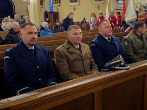 Zdjęcia z uczestników podczas uroczystości z okazji święta Odzyskania Niepodległości