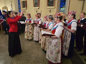 Zdjęcia z uczestników podczas uroczystości z okazji święta Odzyskania Niepodległości