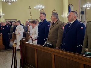 Zdjęcia z uczestników podczas uroczystości z okazji święta Odzyskania Niepodległości