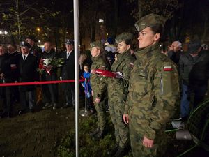 Zdjęcia z uczestników podczas uroczystości z okazji święta Odzyskania Niepodległości