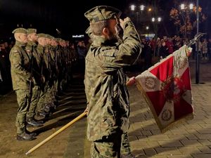 Zdjęcia z uczestników podczas uroczystości z okazji święta Odzyskania Niepodległości