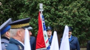 Zdjęcia z uczestników podczas uroczystości z okazji święta Odzyskania Niepodległości