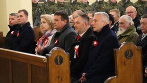 Zdjęcia z uczestników podczas uroczystości z okazji święta Odzyskania Niepodległości