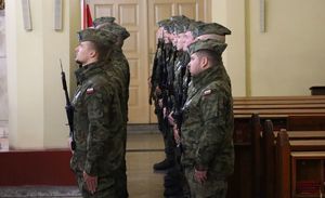 Zdjęcia z uczestników podczas uroczystości z okazji święta Odzyskania Niepodległości