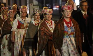 Zdjęcia z uczestników podczas uroczystości z okazji święta Odzyskania Niepodległości