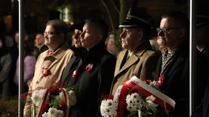 Zdjęcia z uczestników podczas uroczystości z okazji święta Odzyskania Niepodległości