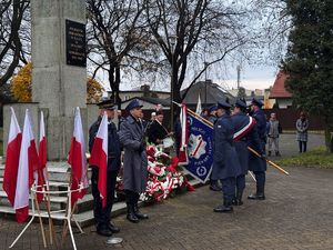 Zdjęcia z uczestników podczas uroczystości z okazji święta Odzyskania Niepodległości