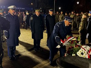 Zdjęcia z uczestników podczas uroczystości z okazji święta Odzyskania Niepodległości