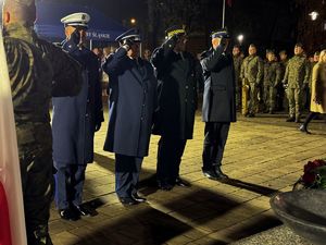 Zdjęcia z uczestników podczas uroczystości z okazji święta Odzyskania Niepodległości