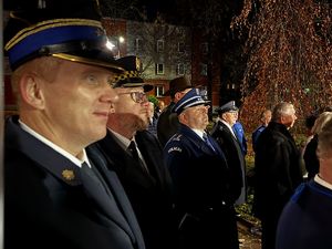 Zdjęcia z uczestników podczas uroczystości z okazji święta Odzyskania Niepodległości