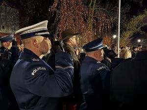 Zdjęcia z uczestników podczas uroczystości z okazji święta Odzyskania Niepodległości