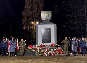 Zdjęcia z uczestników podczas uroczystości z okazji święta Odzyskania Niepodległości