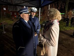 Zdjęcia z uczestników podczas uroczystości z okazji święta Odzyskania Niepodległości