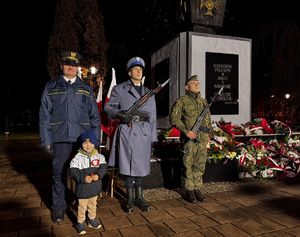 Zdjęcia z uczestników podczas uroczystości z okazji święta Odzyskania Niepodległości