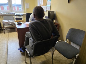 Zdjęcie zatrzymanego mężczyzny podczas przesłuchania