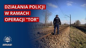 zdjęcie policjanta stojącego obok torów