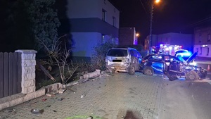 Zdjęcie rozbitych pojazdów w miejscu zdarzenia drogowego