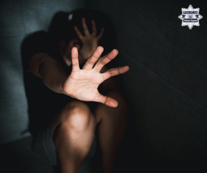 grafika przedstawia kobietę z wyciągniętą ręką