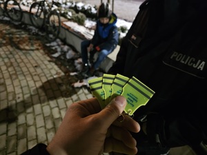 Odblaski zwiększające widoczność na drodze.