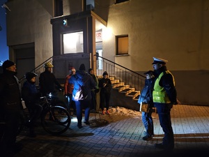 Policjanci w trakcie działań profilaktycznych.