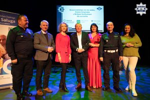 Zdjęcie grupowe uczestników wydarzenia "Bezpieczeństwo nie ma wieku"