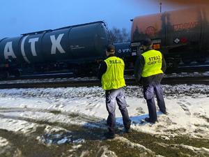 Zdjęcie policjanta i strażnika ochrony kolei