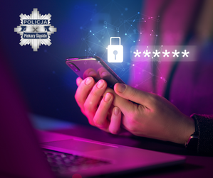 zdjęcie osoby z telefonem komórkowym