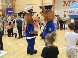 Zdjęcie policjantów oraz dzieci na hali sportowej podczas spotkania "Sportowy Mikołaj"
