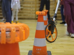 Zdjęcie policjantów oraz dzieci na hali sportowej podczas spotkania "Sportowy Mikołaj"