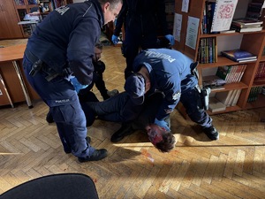 Zdjęcia z ćwiczeń policyjnych w szkole