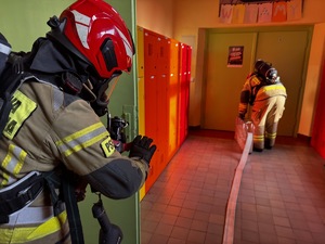 Zdjęcia z ćwiczeń policyjnych w szkole