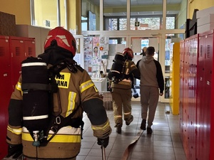 Zdjęcia z ćwiczeń policyjnych w szkole