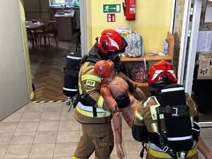 Zdjęcia z ćwiczeń policyjnych w szkole