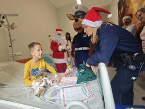zdjęcie policjantów odwiedzających dzieci w szpitalu