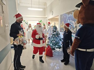 zdjęcie policjantów odwiedzających dzieci w szpitalu