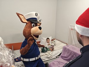zdjęcie policjantów odwiedzających dzieci w szpitalu