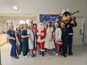 zdjęcie policjantów odwiedzających dzieci w szpitalu