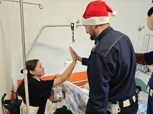zdjęcie policjantów odwiedzających dzieci w szpitalu