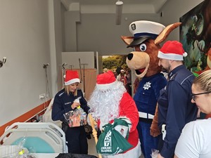 zdjęcie policjantów odwiedzających dzieci w szpitalu