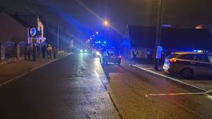 Zdjęcie z miejsca zdarzenia. Widać policjanta oraz policyjny radiowóz