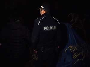 Zdjęcie policjanta oraz strażnika miejskiego podczas sprawdzania miejsc przebywania osób bezdomnych